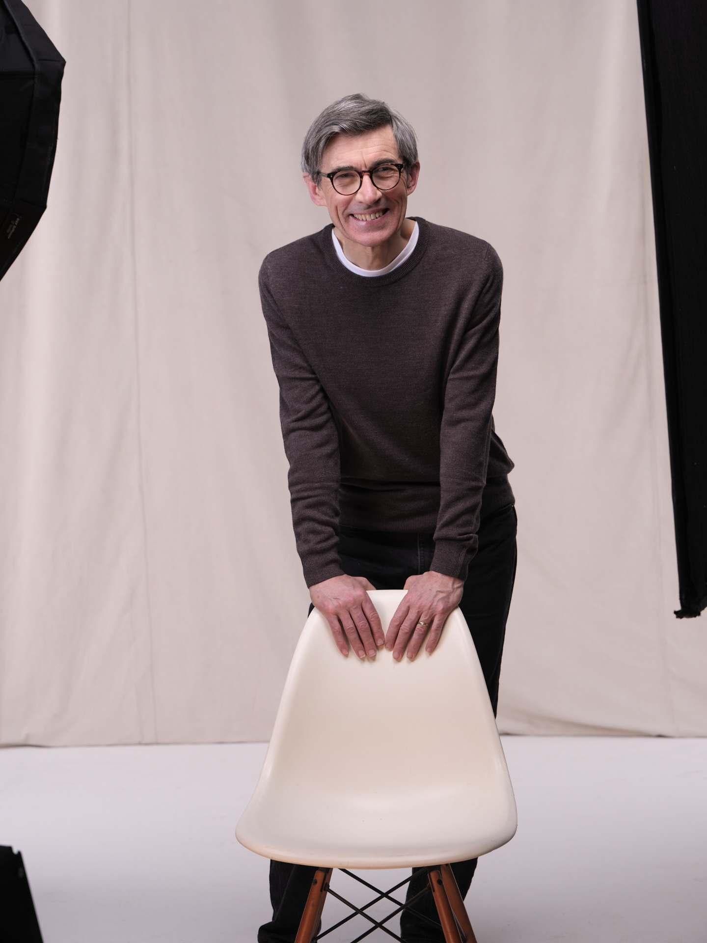 Living kidney donor John leaning on a chair