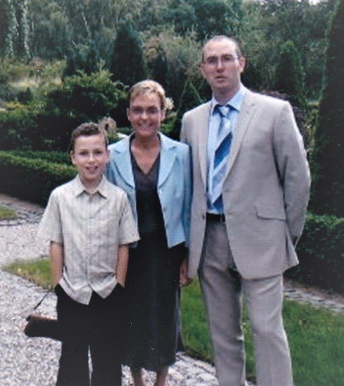 Living kidney donor Tracey with her brother Pete who she donated a kidney to, and her son Edward