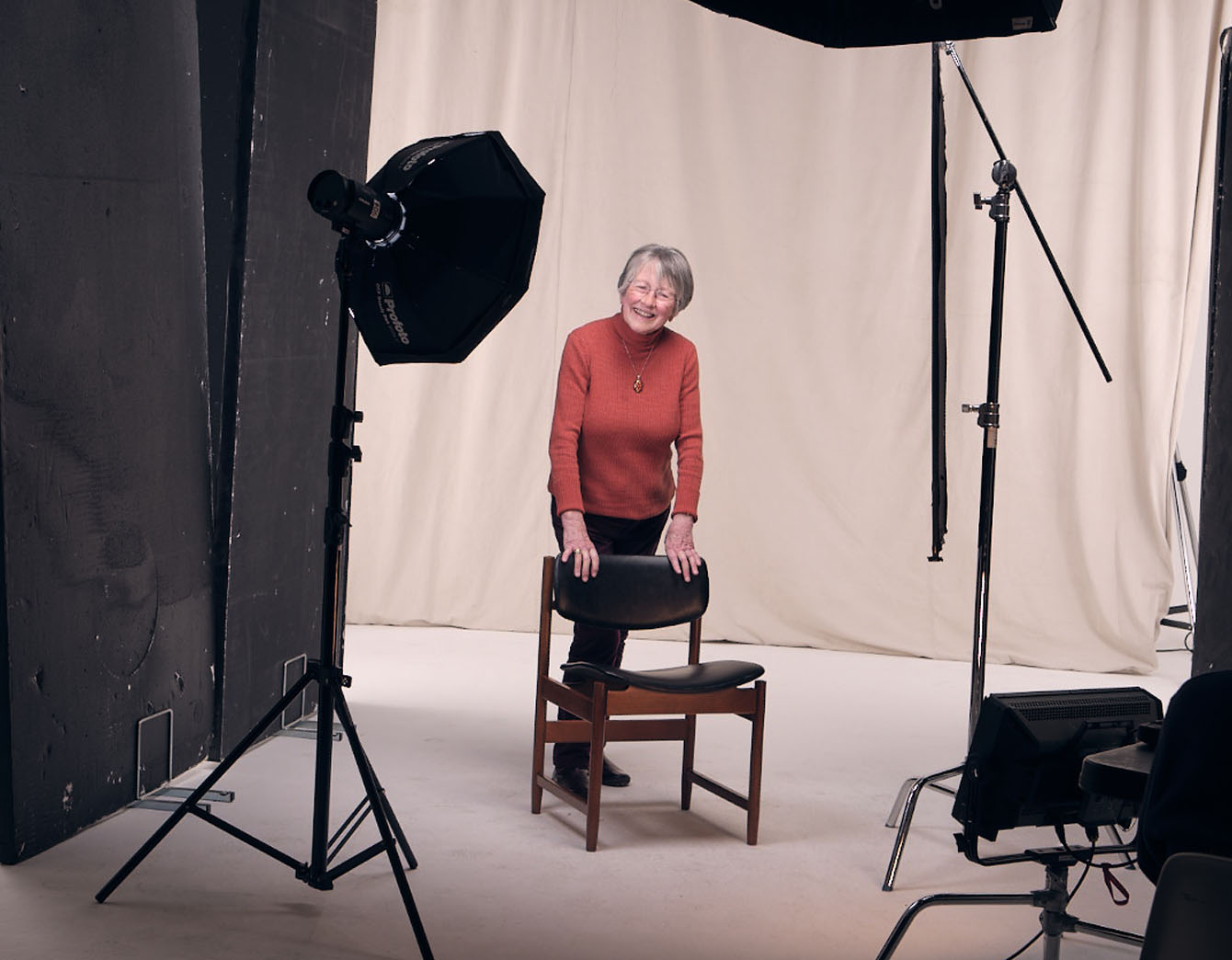 Living kidney donor Kay leaning on a chair