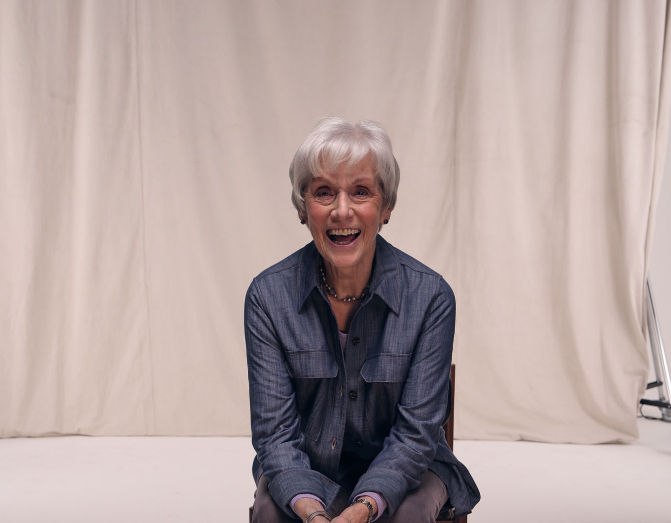 Living kidney donor Celia sitting on a chair