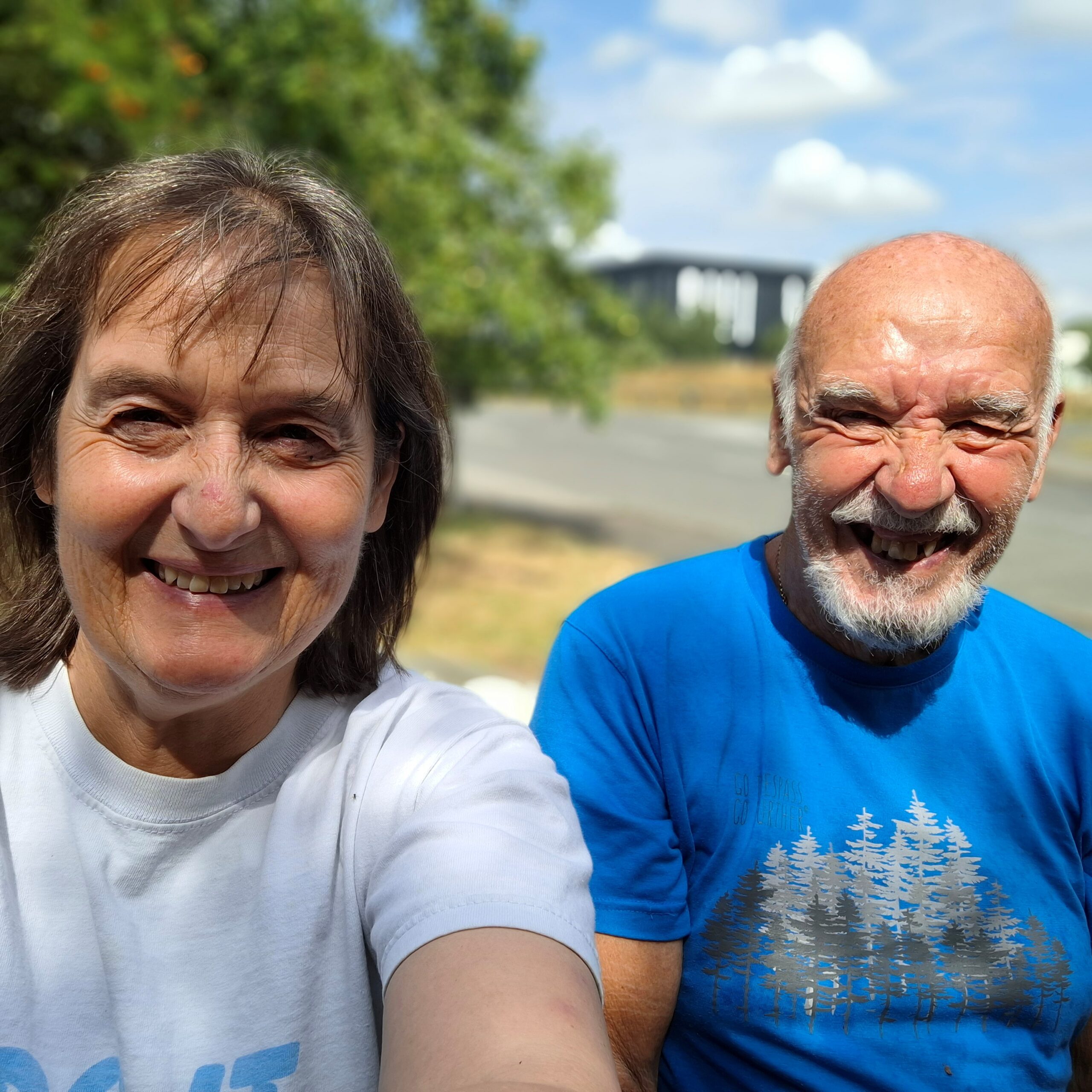 Living kidney recipient Sarah taking a selfie with her dad and kidney donor, both smiling widely for the camera.